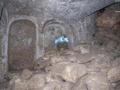Su tutte le pareti vi sono delle nicchie aniconiche, cio� prive di decorazioni, simili a quelle presenti nella basilica rupestre di Santa Candida di Lama Picone